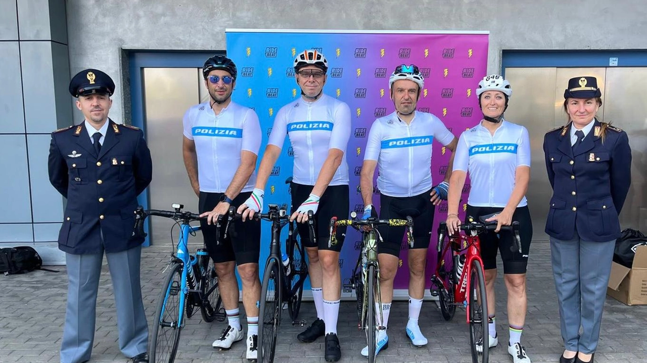 Polizia di Stato ciclisti per beneficenza oncologica Polizia di Stato ciclisti per beneficenza oncologica