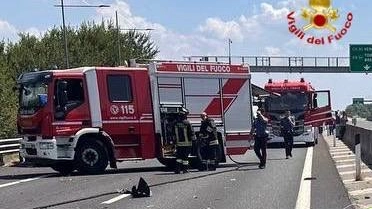 I vigili del fuoco sul luogo dell'incidente dell'ultraleggero