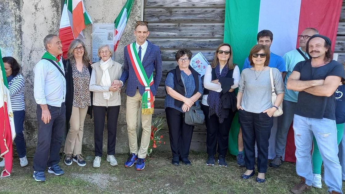 il percorso della memoria nella cascina dei partigiani la targa ricorda luigi crespi da Ilgiorno.it il percorso della memoria nella cascina dei partigiani la targa ricorda luigi crespi