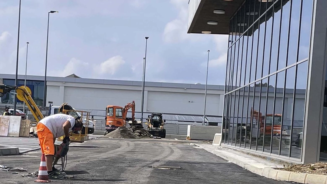 La grande distribuzione si espande a Cassano d'Adda con l'apertura di tre nuovi supermercati in meno di un chilometro. L'Iperal conferma l'inaugurazione per ottobre, smentendo voci di slittamenti. Preoccupazione per il futuro del commercio locale. La grande distribuzione si espande a Cassano d'Adda con l'apertura di tre nuovi supermercati in meno di un chilometro. L'Iperal conferma l'inaugurazione per ottobre, smentendo voci di slittamenti. Preoccupazione per il futuro del commercio locale.