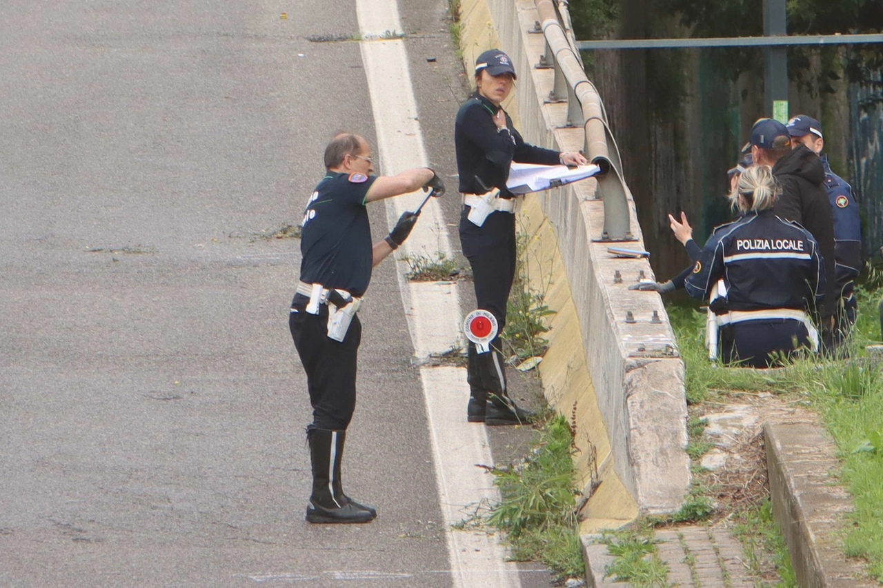 La polizia locale non esclude ipotesi al momento sulla morte del 38enne di Senago sulla rampa del cavalcavia del Ghisallo