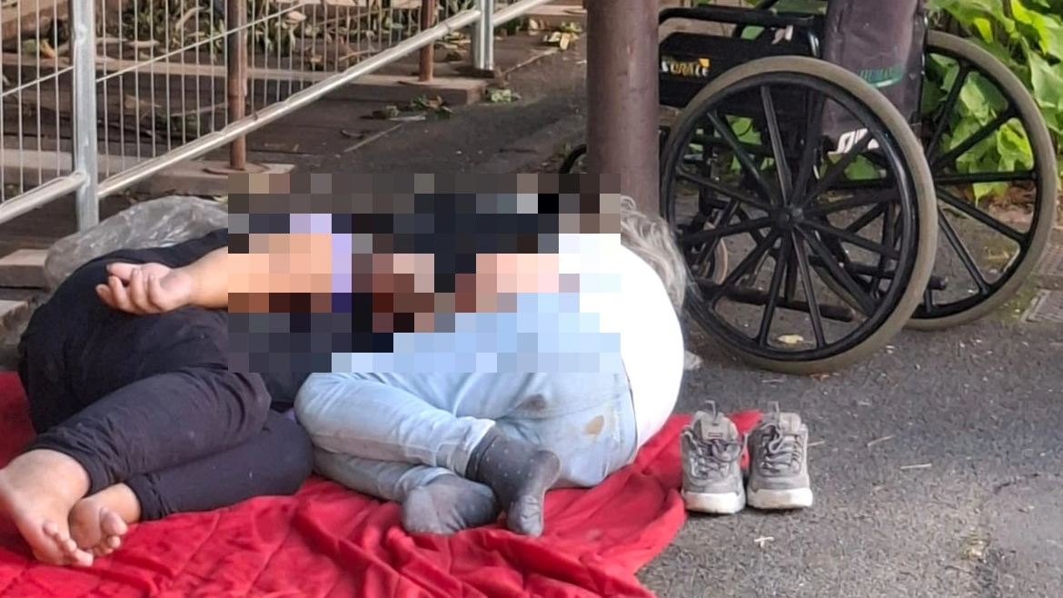 In via Pascoli vivono e dormono molti senzatetto, ma anche spacciatori che danno vita a violente risse, con bottiglie di vetro rotte usate come arma In via Pascoli vivono e dormono molti senzatetto, ma anche spacciatori che danno vita a violente risse, con bottiglie di vetro rotte usate come arma