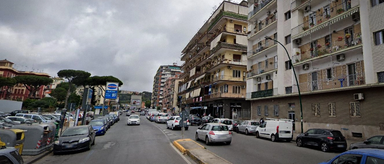 Milanese massacrato da una baby gang a Napoli davanti a madre e figli piccoli: caschi da moto usati come arma
