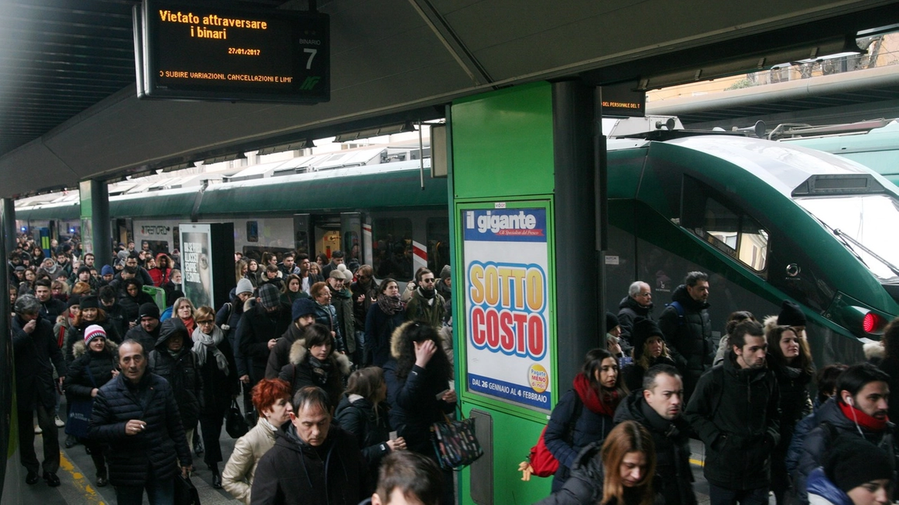Pendolari Trenord alla stazione di Milano Cadorna, sciopero in vista nel fine settimana Pendolari Trenord alla stazione di Milano Cadorna, sciopero in vista nel fine settimana