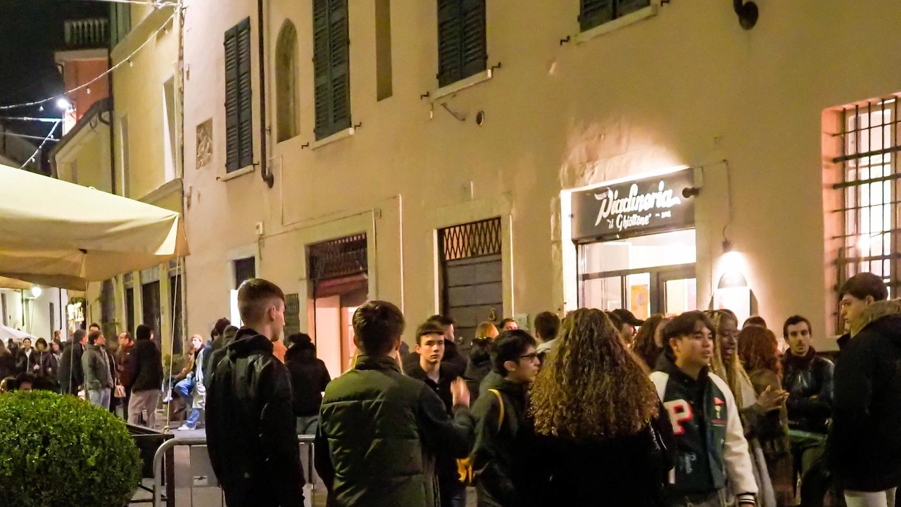 La Polizia locale di Brescia intensifica gli interventi nel quartiere Carmine per gestire la movida, con critiche sull'efficacia degli operatori specializzati. L'amministrazione comunale si impegna a risolvere i problemi, mentre si valutano proposte per incentivare comportamenti virtuosi. La Polizia locale di Brescia intensifica gli interventi nel quartiere Carmine per gestire la movida, con critiche sull'efficacia degli operatori specializzati. L'amministrazione comunale si impegna a risolvere i problemi, mentre si valutano proposte per incentivare comportamenti virtuosi.