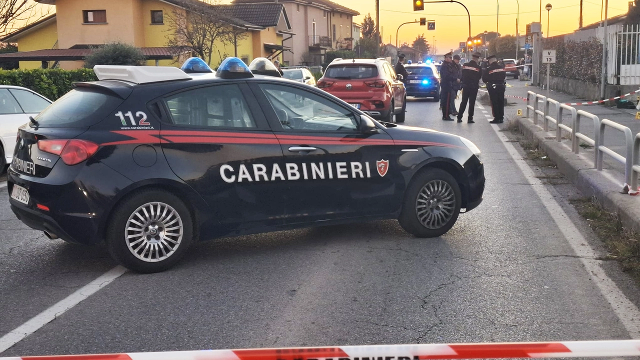 Sul posto sono arrivate diverse gazzelle dei carabinieri. Le indagini sono affidate ai militari dell'Arma Sul posto sono arrivate diverse gazzelle dei carabinieri. Le indagini sono affidate ai militari dell'Arma