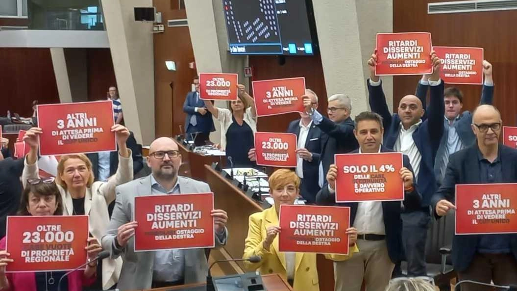 La protesta del centrosinistra ieri in Consiglio regionale durante l’Assestamento La protesta del centrosinistra ieri in Consiglio regionale durante l’Assestamento