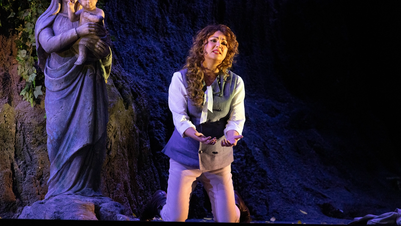 Anna Netrebko nei panni della protagonista Leonora Anna Netrebko nei panni della protagonista Leonora