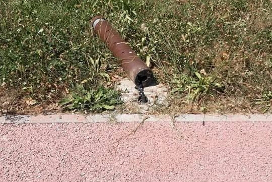 Un paletto intenzionalmente divelto dai vandali