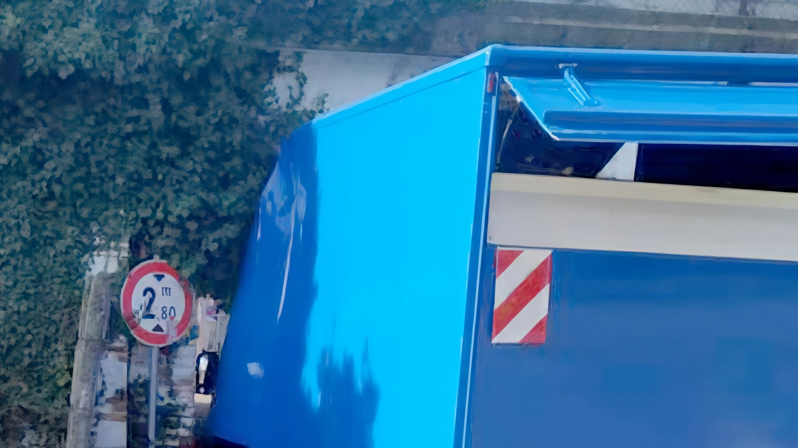 L’autista sbaglia a prendere le misure e si schianta in via Lampugnani a Desio L’autista sbaglia a prendere le misure e si schianta in via Lampugnani a Desio