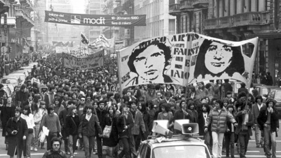 Una manifestazione del Leoncavallo ai tempi del primo sgombero con i volti di Fauto e Iaio