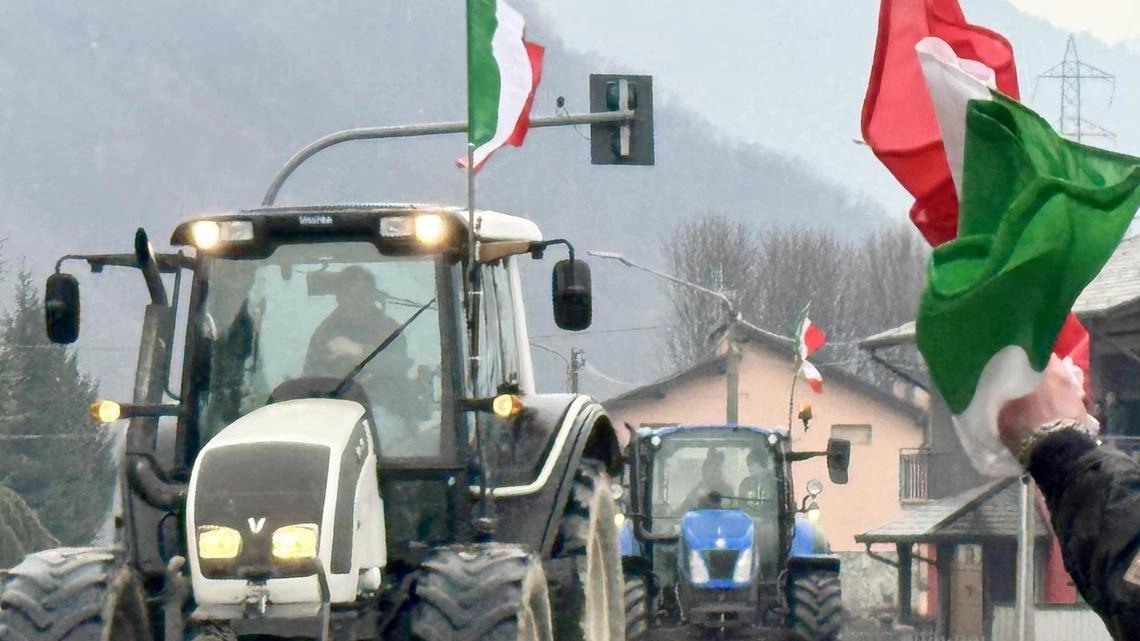 La gente ai lati delle strade ha salutato i manifestanti i quali minacciano di creare maggiori problemi se non saranno ascoltati