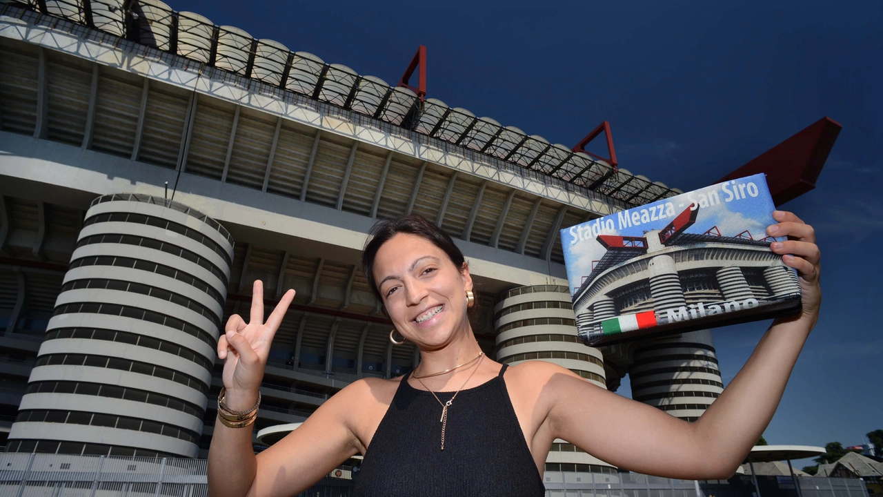 Una tifosa davanti a San Siro Una tifosa davanti a San Siro