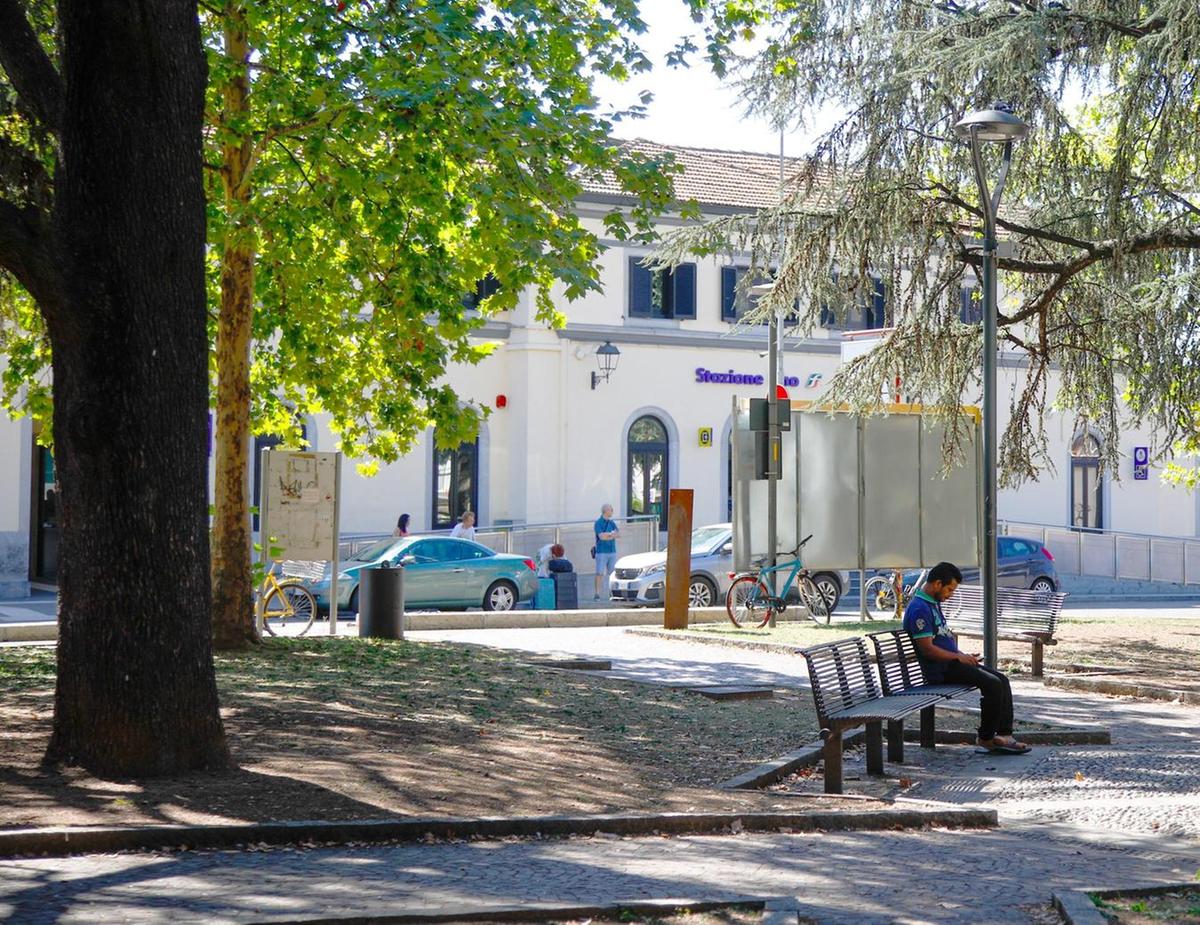 Rho, nuova polemica sulla sicurezza: "Piazza e stazione, zone pericolose. Via le panchine da questi luoghi" Rho, nuova polemica sulla sicurezza: "Piazza e stazione, zone pericolose. Via le panchine da questi luoghi"