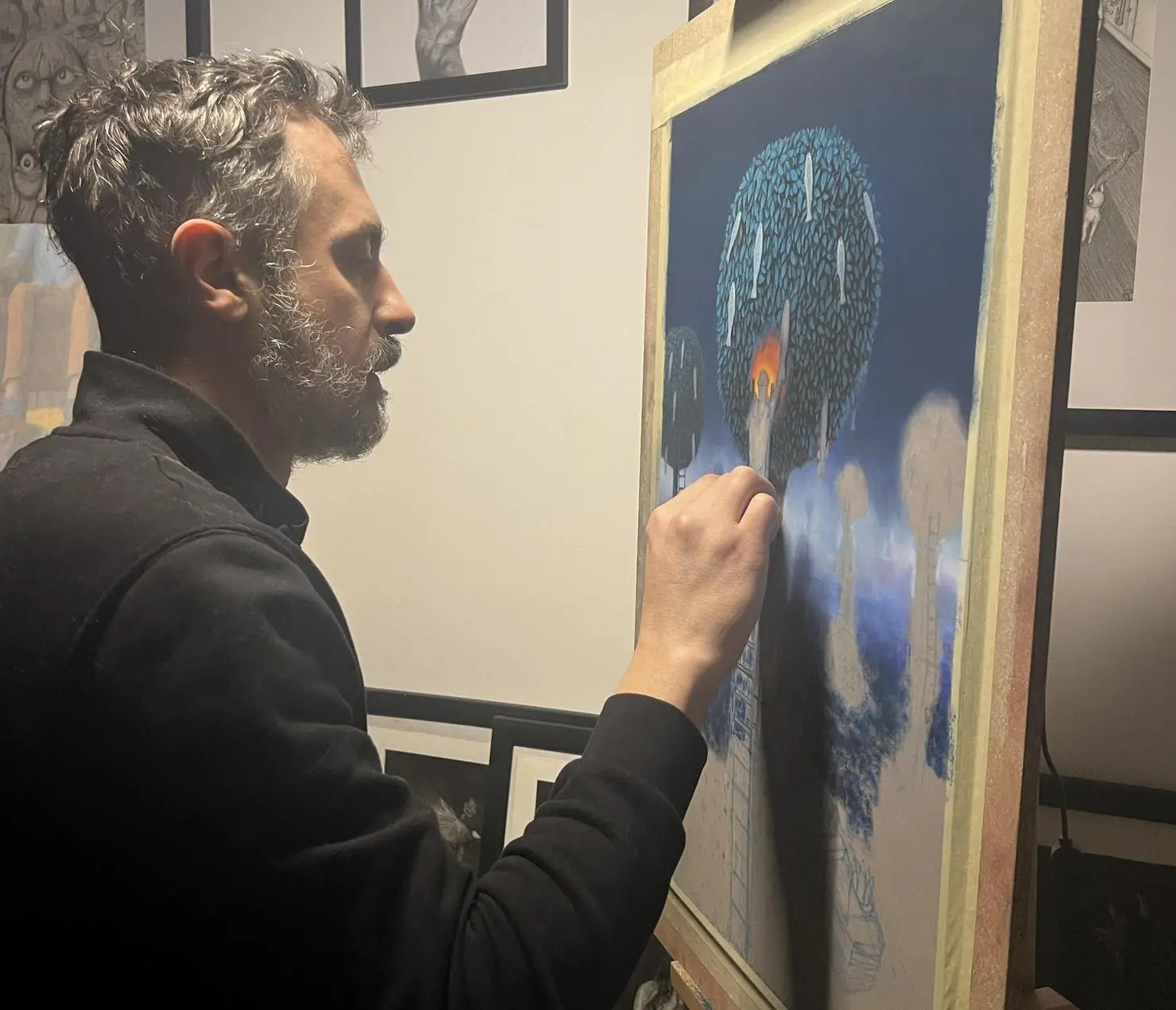 Omar Tigrini è “Ironico-Onirico“ nella prima personale a Menaggio