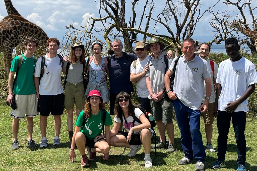 Manuel Marchiori durante una vacanza missionaria in Kenya con i giovani della parrocchia di Busto Garolfo