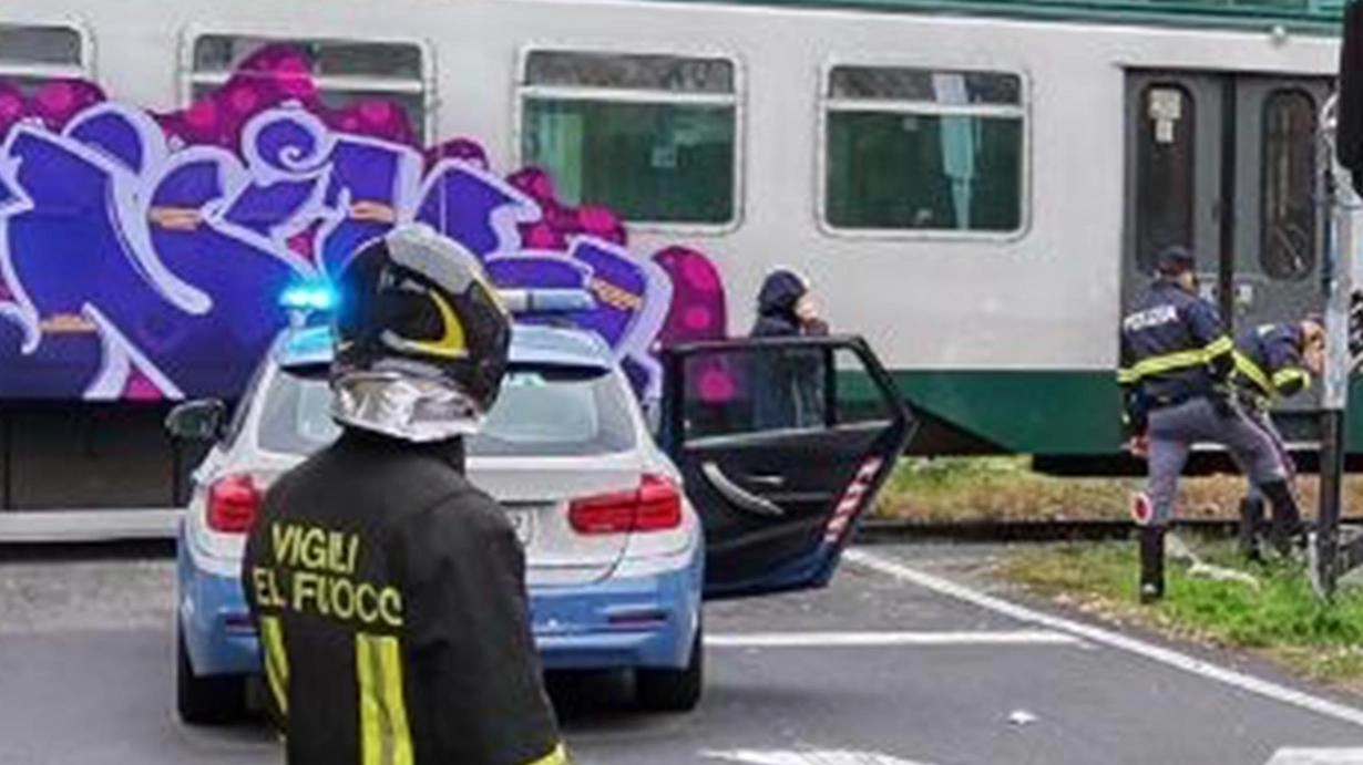Mortara, l’ha abbattuto in via Palestro. Ritardi per i treni dei pendolari Mortara, l’ha abbattuto in via Palestro. Ritardi per i treni dei pendolari