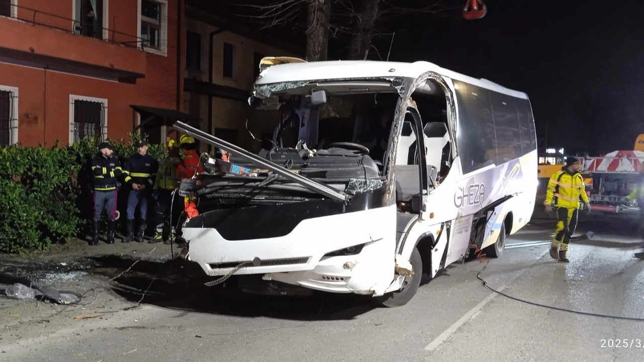 L'impressionante effetto dell'impatto sul pullman schiantatosi in via Orzinuovi