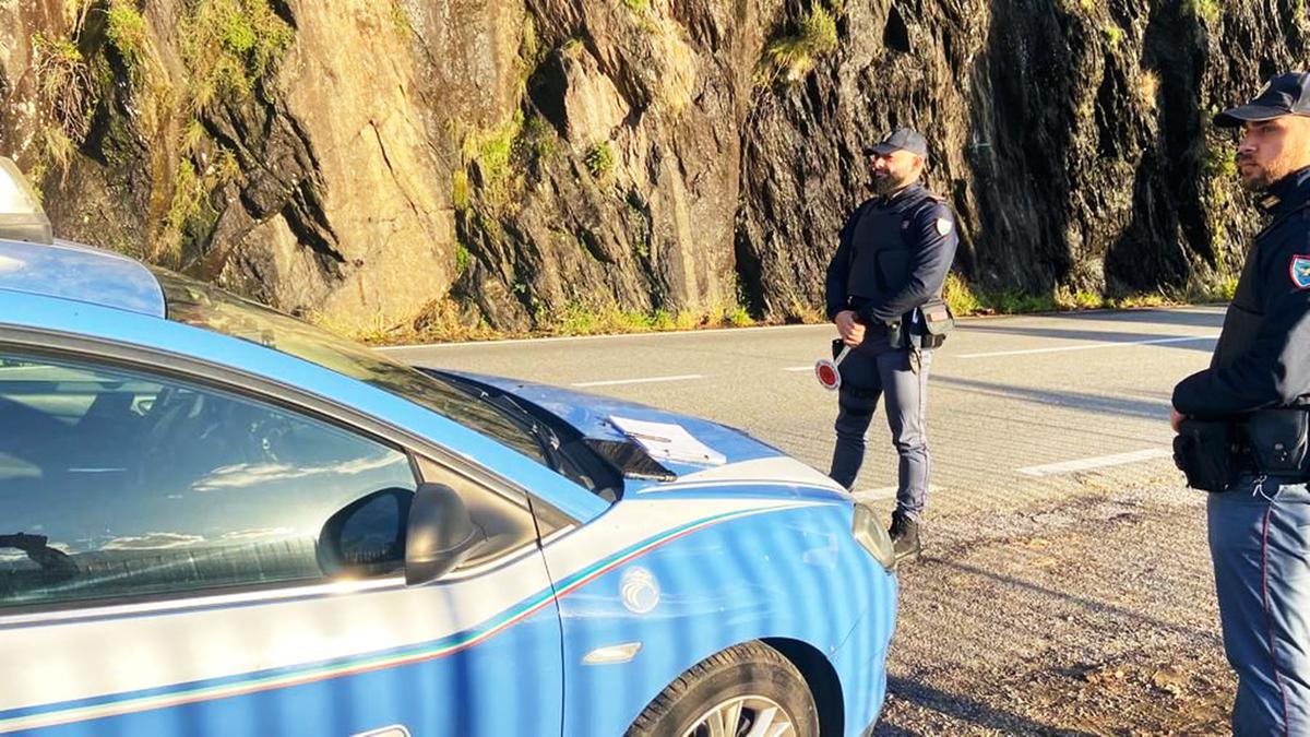 Varese, non si ferma all’alt della polizia: nei guai spacciatore con il carico di hashish nell’auto