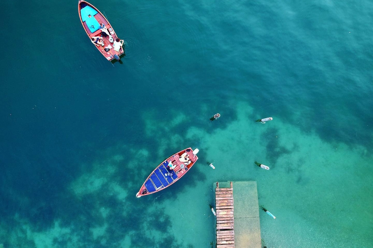 Le acque, quasi dai colori caraibici, del lago d'Iseo