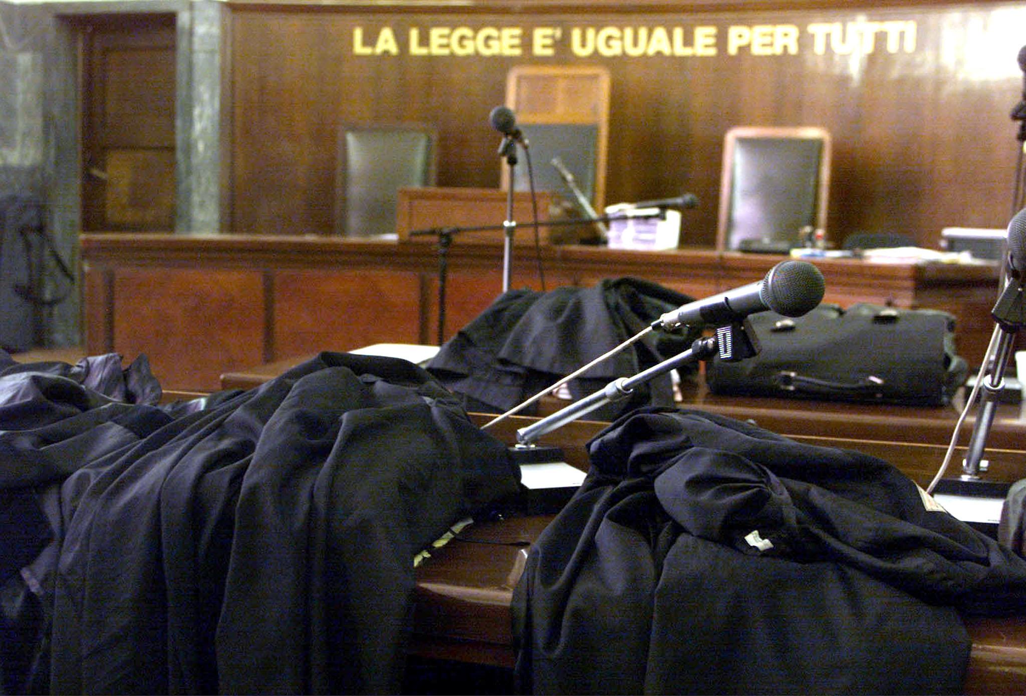 Regali e soldi ai poliziotti per ottenere permessi di soggiorno: imprenditore condannato a 9 anni Regali e soldi ai poliziotti per ottenere permessi di soggiorno: imprenditore condannato a 9 anni