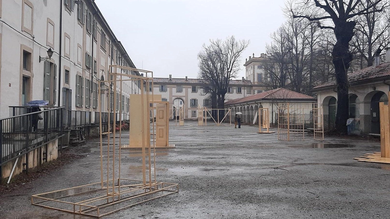 Le installazioni nel cortile del liceo di Monza Le installazioni nel cortile del liceo di Monza