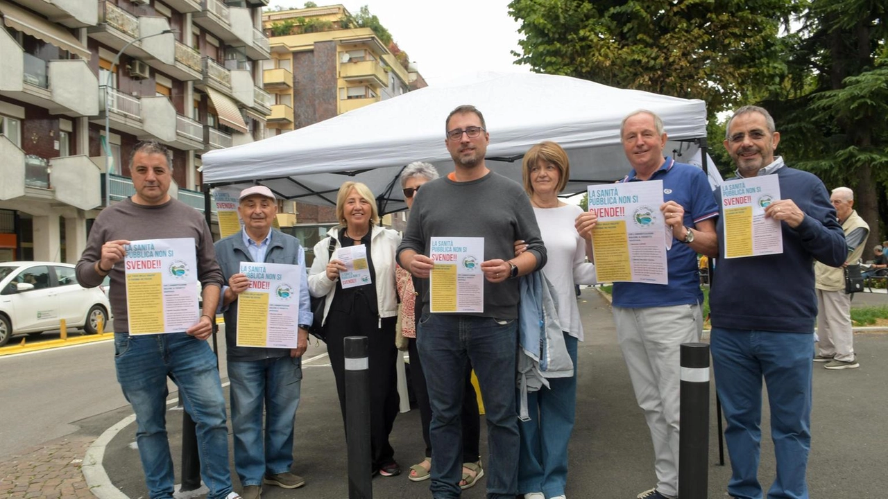 Il banchetto di protesta sulla “nuova“ Casa della Salute di Cassina de’ Pecchi