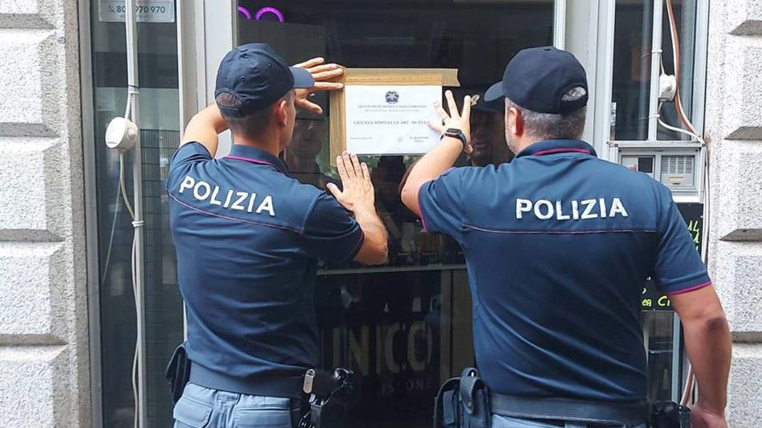La polizia chiude un locale (Archivio) La polizia chiude un locale (Archivio)