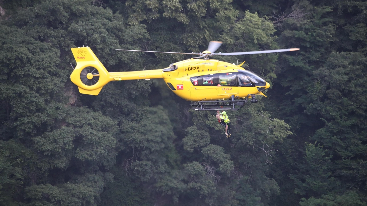 Un momento del salvataggio di uno dei ragazzini con il verricello dall’elicottero Un momento del salvataggio di uno dei ragazzini con il verricello dall’elicottero