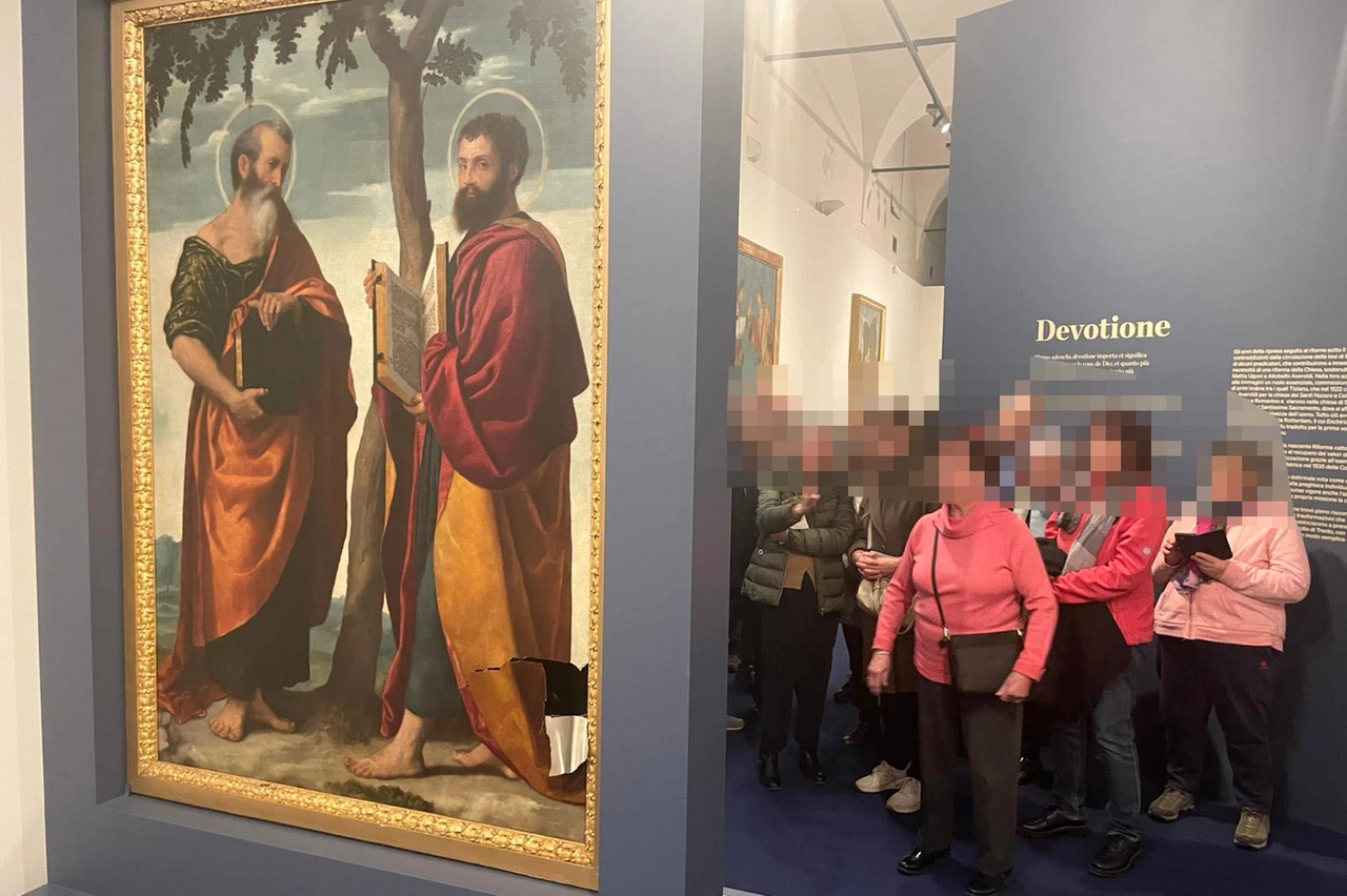 Brescia, lo ‘Stendardo dei Disciplini’ del Moretto strappato (in basso a destra) durante la mostra al Museo Santa Giulia