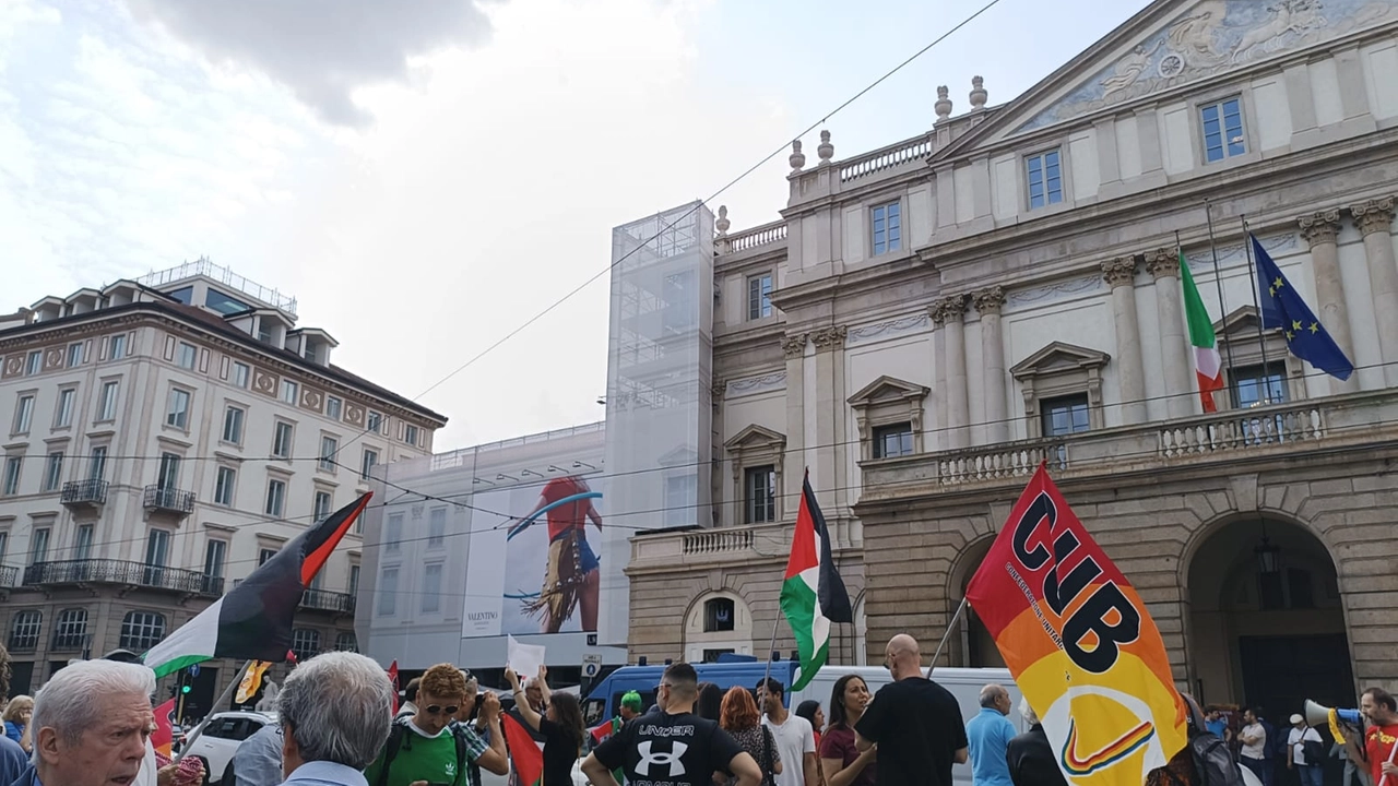 Manifestazione davanti alla Scala per chiedere il reintegro della maschera licenziata Manifestazione davanti alla Scala per chiedere il reintegro della maschera licenziata