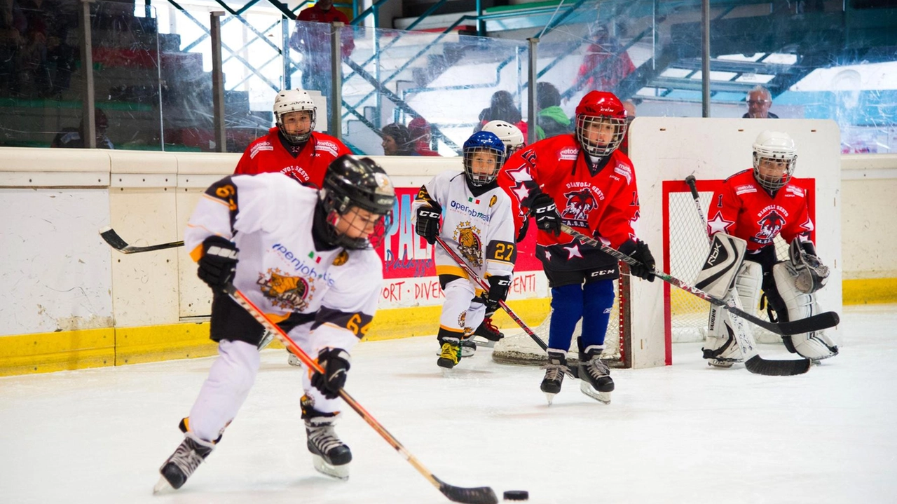 I piccoli atleti dell’Hockey Club Milano Devils La squadra è nata nel 2023 e partecipa a diversi campionati nelle varie categorie di età I piccoli atleti dell’Hockey Club Milano Devils La squadra è nata nel 2023 e partecipa a diversi campionati nelle varie categorie di età