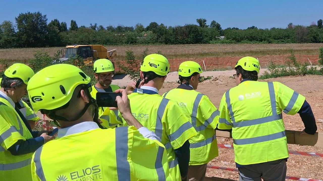 Ieri è stato effettuato un sopralluogo nell’ex cava di argilla a Capriano del Colle L’area custodisce 82mila tonnellate di scorie contaminate da Cesio 137 derivati dalla fusione di una partita di rottami di alluminio arrivati dall’Est Ieri è stato effettuato un sopralluogo nell’ex cava di argilla a Capriano del Colle L’area custodisce 82mila tonnellate di scorie contaminate da Cesio 137 derivati dalla fusione di una partita di rottami di alluminio arrivati dall’Est