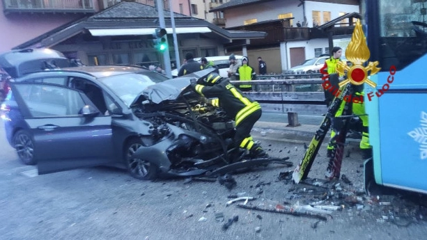 Gravissimo incidente stradale, giovedì pomeriggio verso le 16.30, ad Alleghe, in provincia di Belluno, in Veneto (Foto vigili del fuoco) Gravissimo incidente stradale, giovedì pomeriggio verso le 16.30, ad Alleghe, in provincia di Belluno, in Veneto (Foto vigili del fuoco)