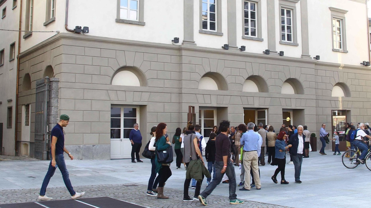 Il teatro venne disegnato dall’architetto Canonica uno dei più noti del primo Ottocento La costruzione venne finanziata dai notabili locali del tempo Il teatro venne disegnato dall’architetto Canonica uno dei più noti del primo Ottocento La costruzione venne finanziata dai notabili locali del tempo