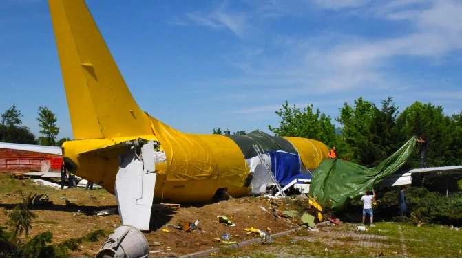 L'aereo uscito di pista nell'atterraggio all'aeroporto di Orio al Serio il 5 agosto 2016 (De Pascale)