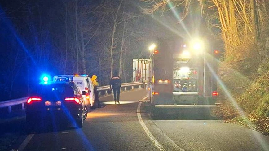 Bergamo, il quarantottenne stava percorrendo la strada verso Lonno