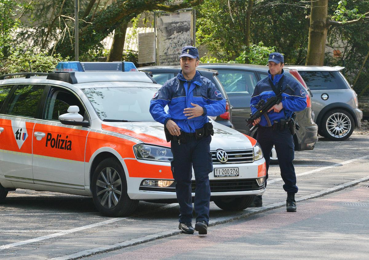 Ragazza milanese sfreccia a 225 all’ora (col limite a 100) e scappa dalla polizia svizzera: denunciata