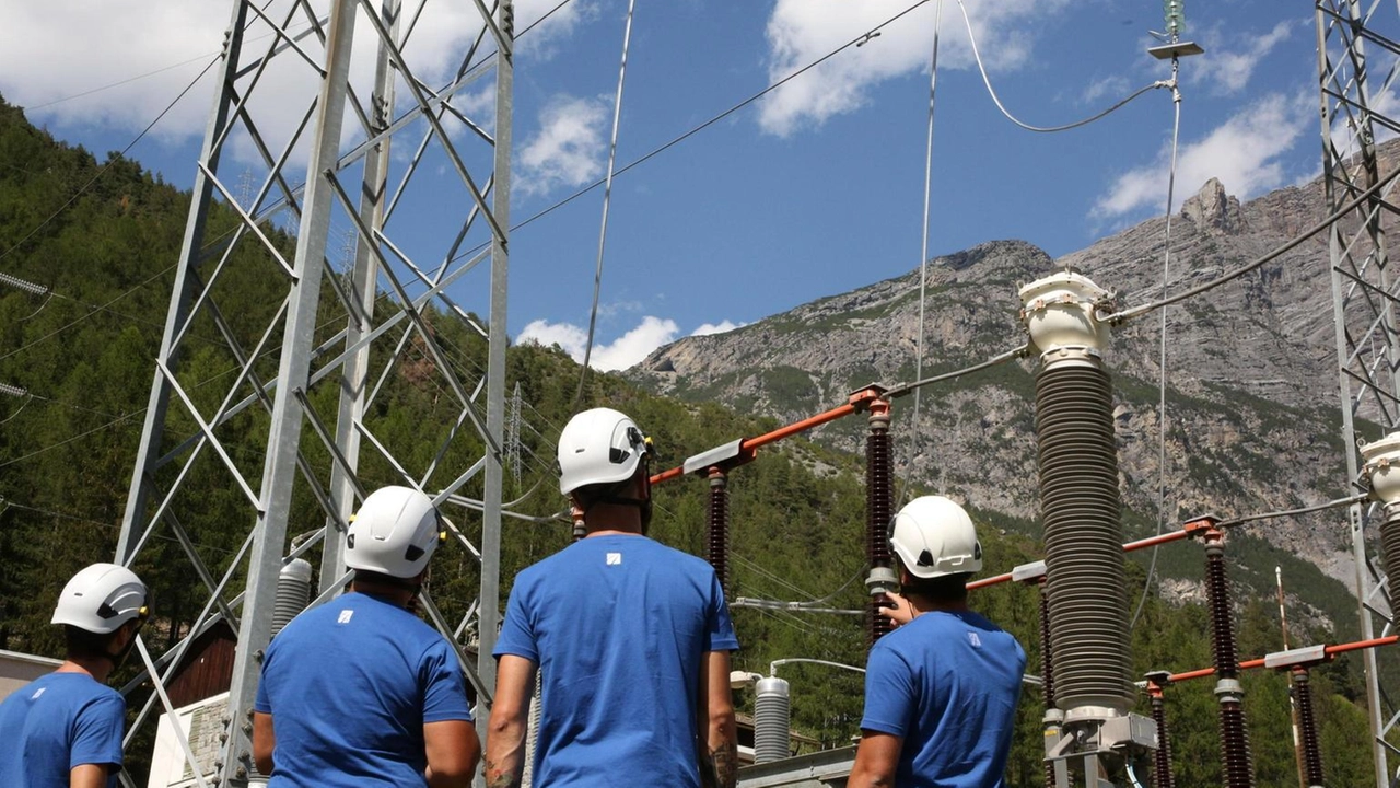 Terna inaugura la Stazione Elettrica a Pergine Valsugana, migliorando l'efficienza energetica e riducendo le emissioni di CO2. Terna inaugura la Stazione Elettrica a Pergine Valsugana, migliorando l'efficienza energetica e riducendo le emissioni di CO2.
