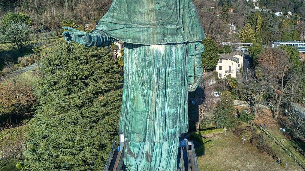 Nelle ultime due settimane di agosto la monumentale statua di San Carlo (alta 35 metri) ad Arona - sulla... Nelle ultime due settimane di agosto la monumentale statua di San Carlo (alta 35 metri) ad Arona - sulla...