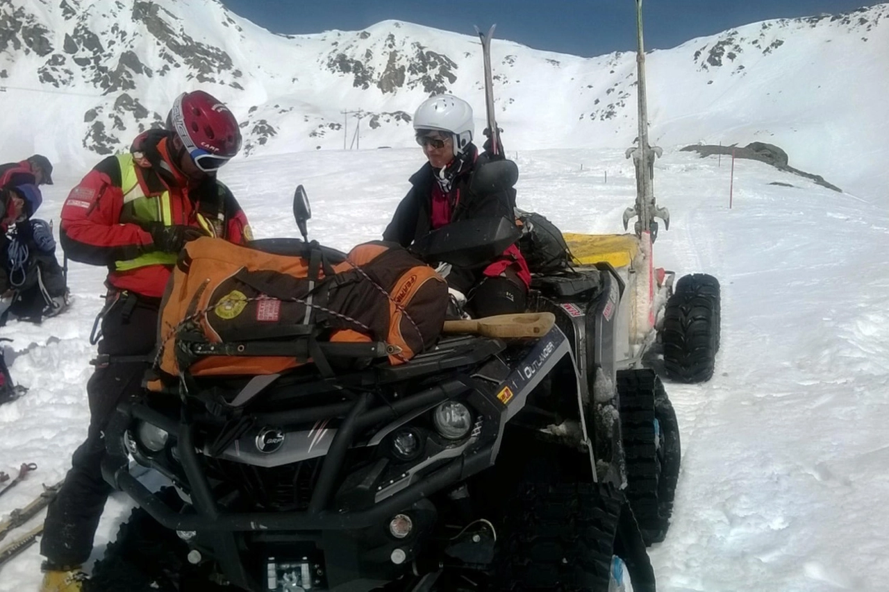 Addetti al soccorso alpino e speleologico della stazione di Valfurva in una foto d'archivio