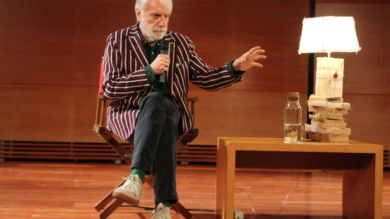 Lo psicologo Paolo Crepet lunedì sera sul palco dell’auditorium Tiziano Zalli per il ciclo dedicato ai malesseri giovanili Lo psicologo Paolo Crepet lunedì sera sul palco dell’auditorium Tiziano Zalli per il ciclo dedicato ai malesseri giovanili