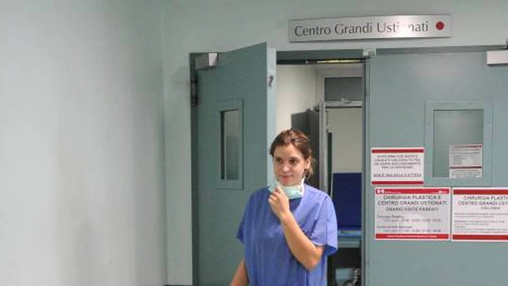 Sesto San Giovanni, getta dell’alcol sulla compagna e le dà fuoco: 37enne finisce in carcere