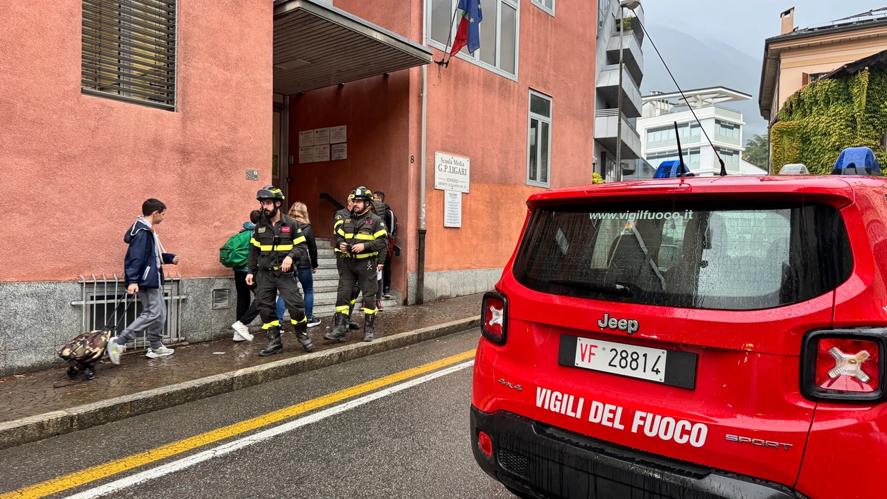 Sondrio, scuola Ligari vandalizzata nella notte
- foto (ANSA/ANP)