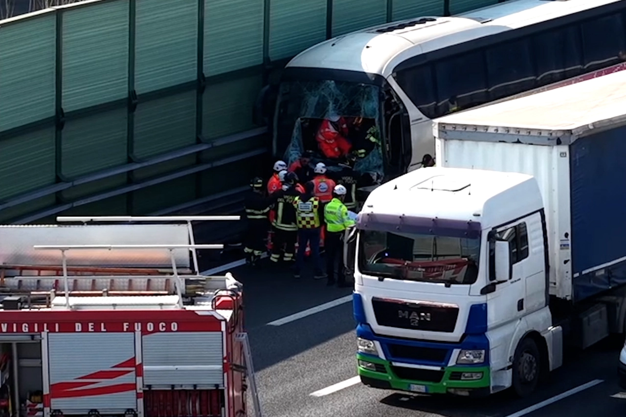 Il pullman coinvolto nell'incidente: gravissimo l'autista, ricoverati 2 bambini e 2 insegnanti