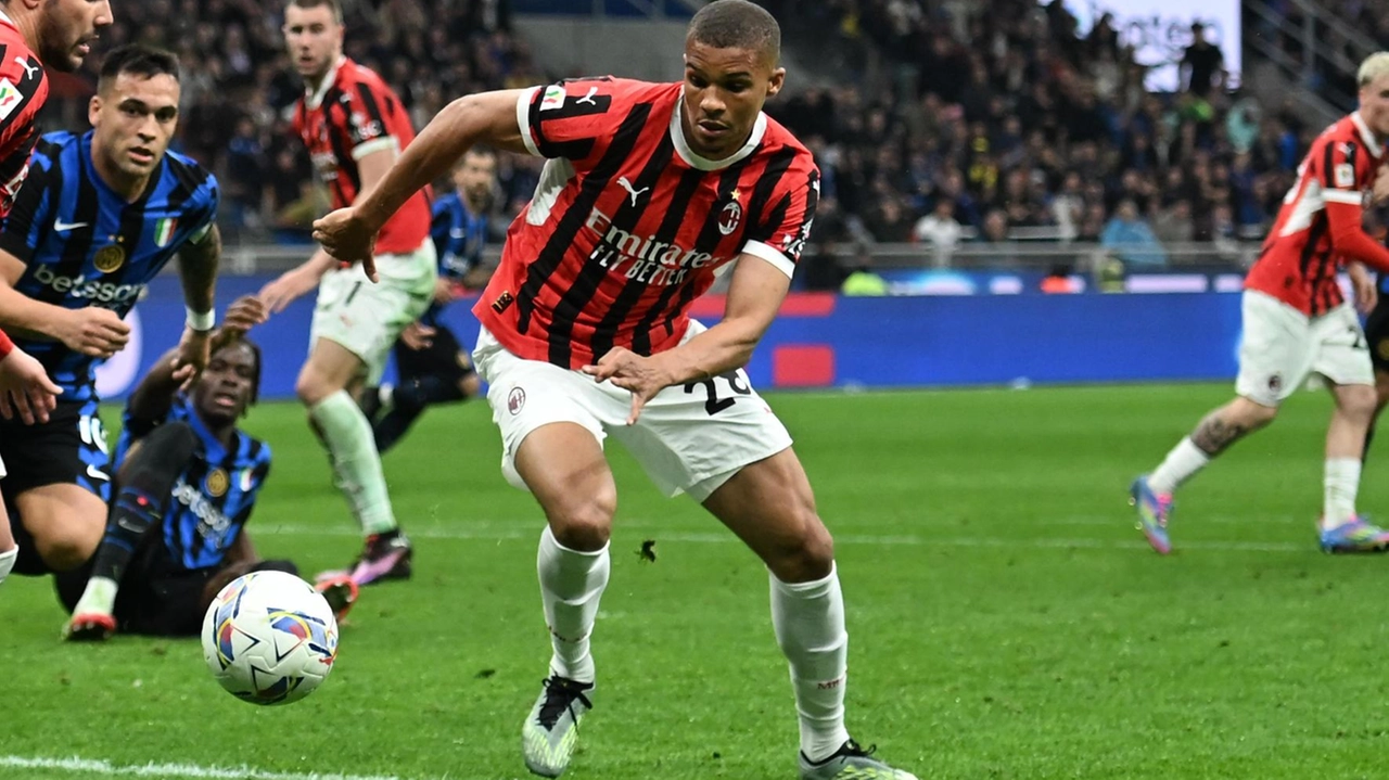 Malick Thiaw, 23 anni, difensore centrale tedesco del Milan impegnato durante il derby nella semifinale di ritorno di Coppa Italia