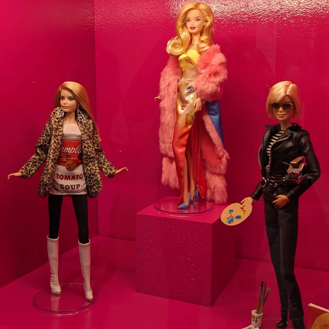 Barbie ispirate ad Andy Warhol alla mostra 'Barbie: Cultural Icon Exhibition'