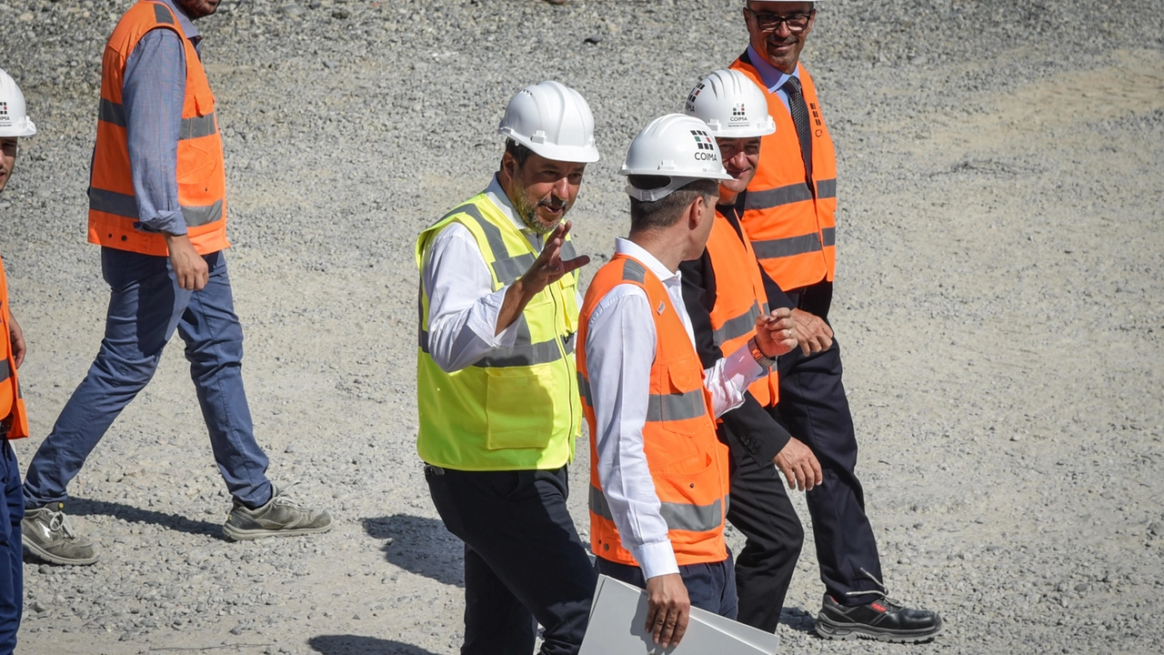 Il ministro dei Trasporti, Matteo Salvini, in visita ai cantieri del villaggio olimpico di Porta Romana