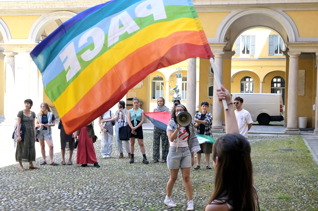 Gli studenti chiedono la pace in Medio Oriente: il presidio sotto il rettorato dell'Università