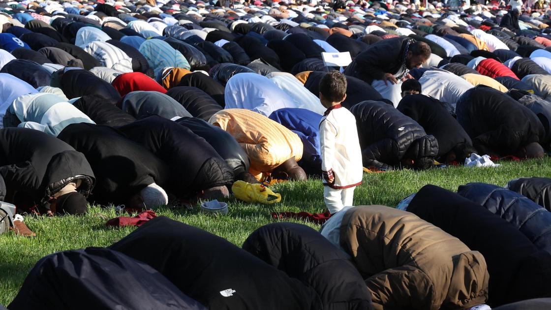 record alla festa di fine ramadan oltre 2 500 fedeli in preghiera
